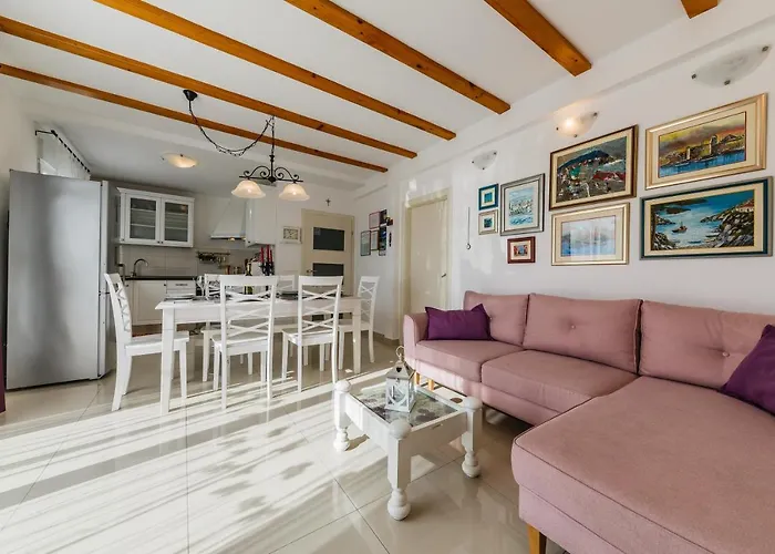 Luana Villa *