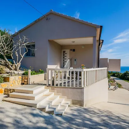 Luana Villa Vis