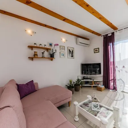 Luana Villa *