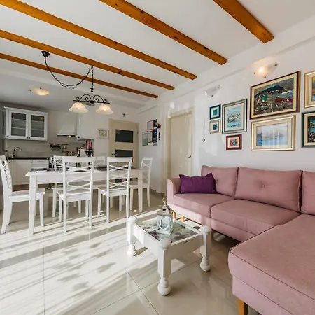 Luana Villa *