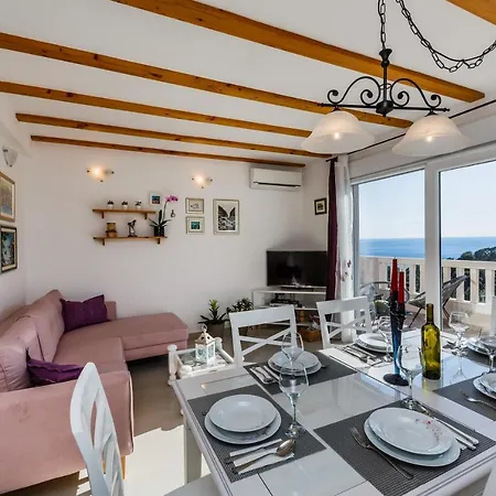 Luana Villa Vis